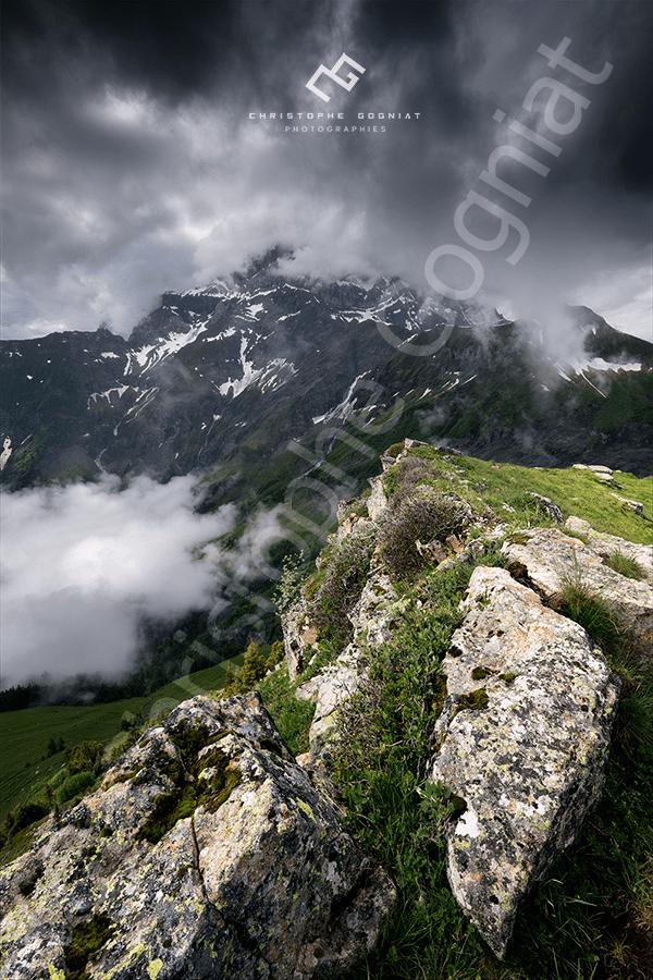 Les Dents du Midi dans les nuages