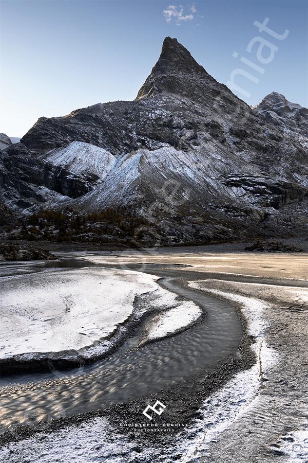 Montagne et rivière enneigée